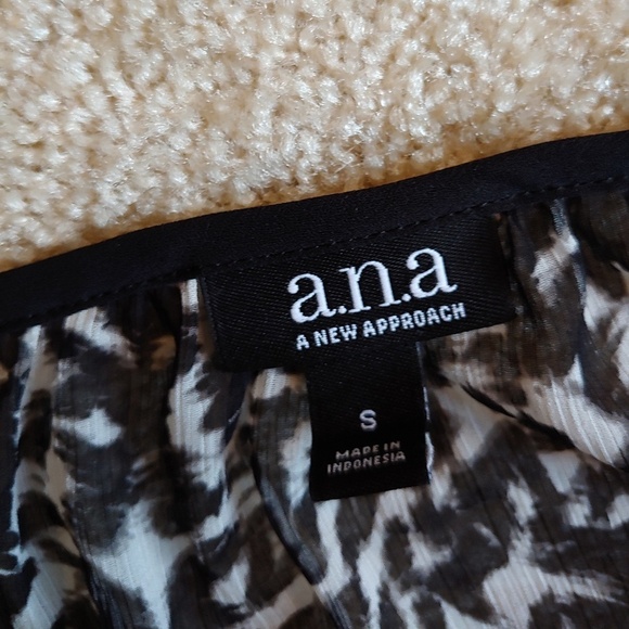 A.n.a. semi sheer black& white blouse - Picture 2 of 4